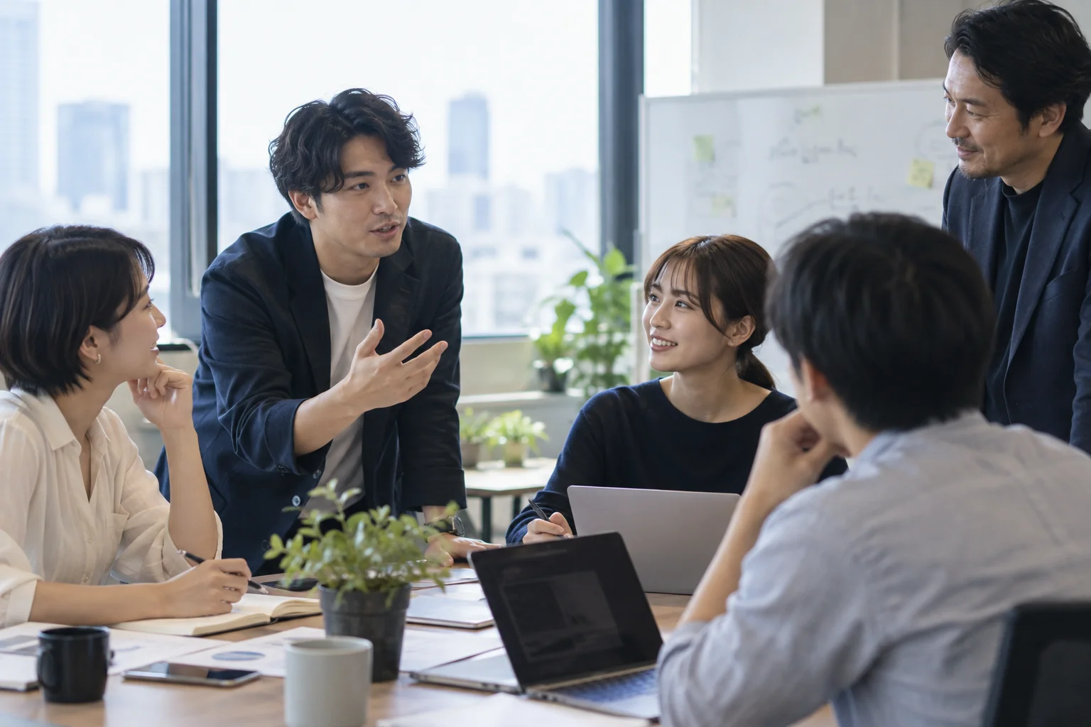若手と管理職が同じテーブルを囲み、自分たちで考えながら意見を交わしている様子